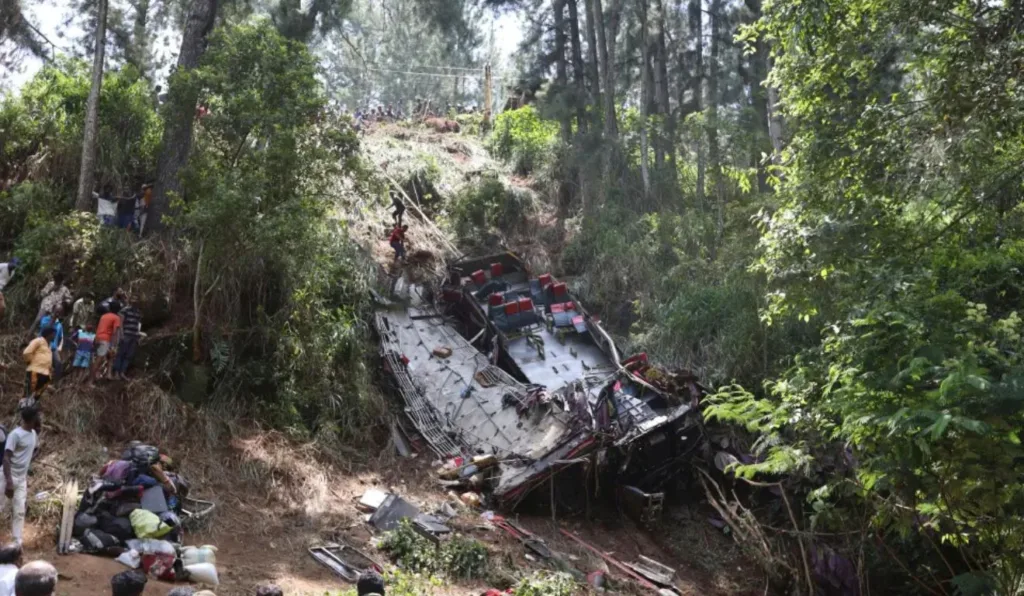 caminhão que derrapou e caiu em penhasco