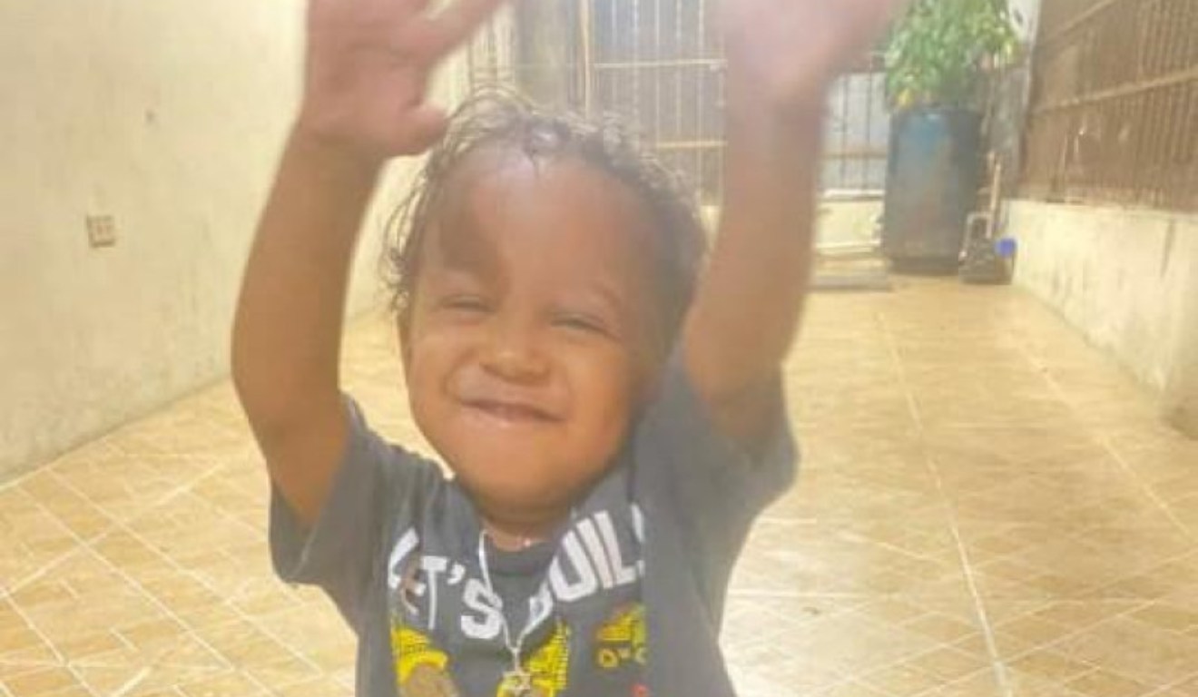 Criança com os braços para cima