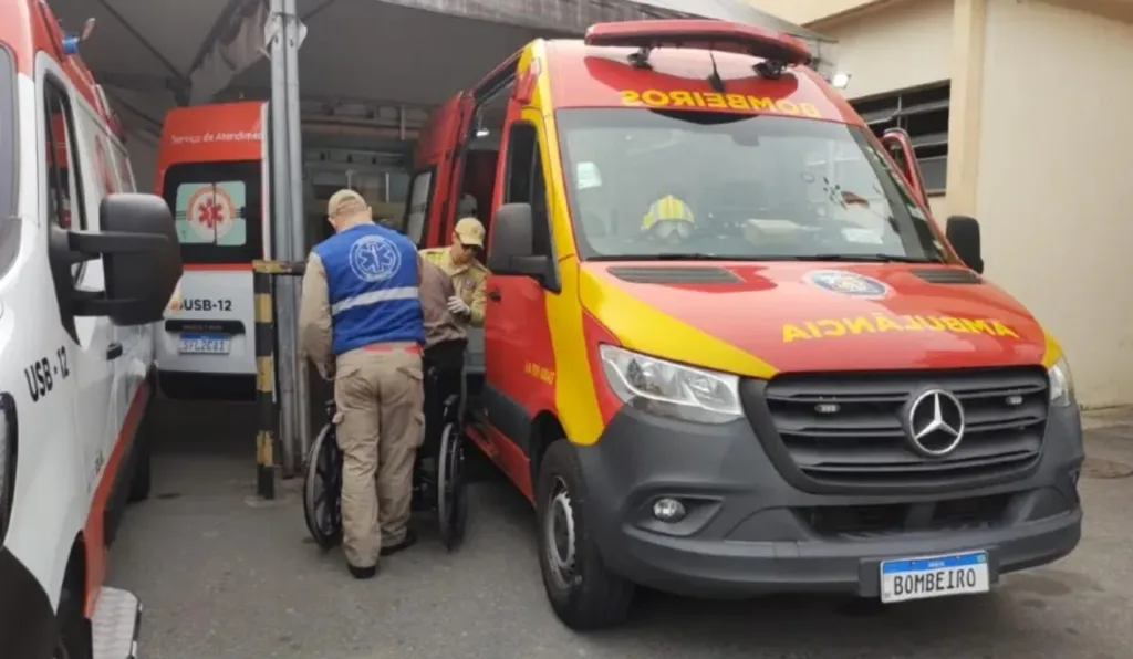 ambulancia dos bombeiros socorrendo homem espancado em assalto