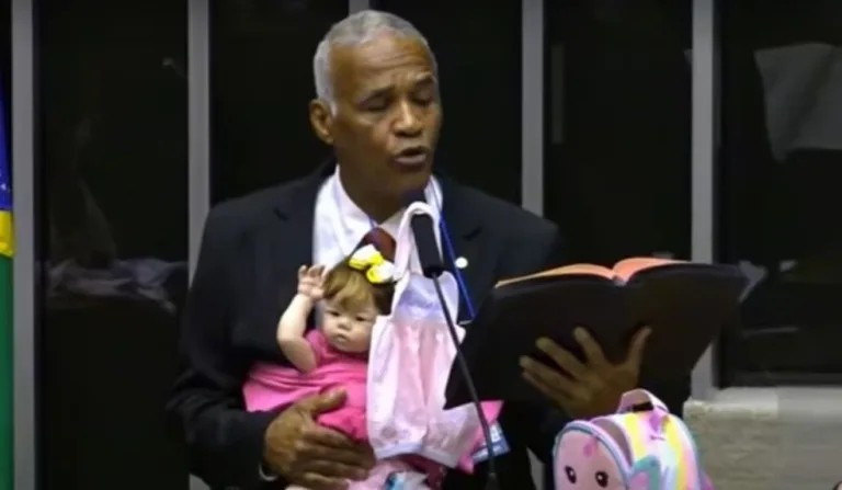 deputado com bebê reborn no colo