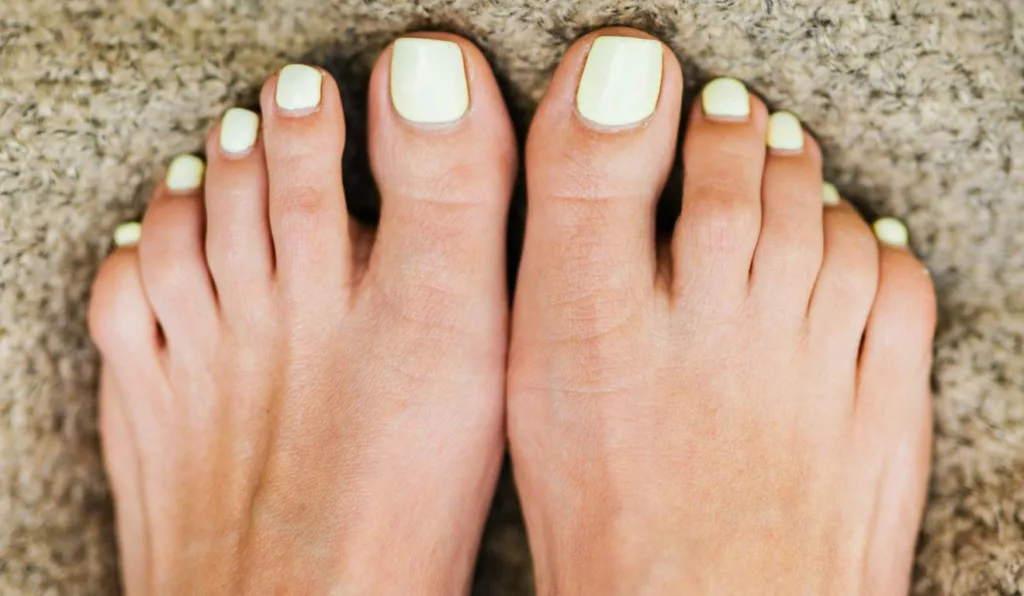 Pé com esmalte verde