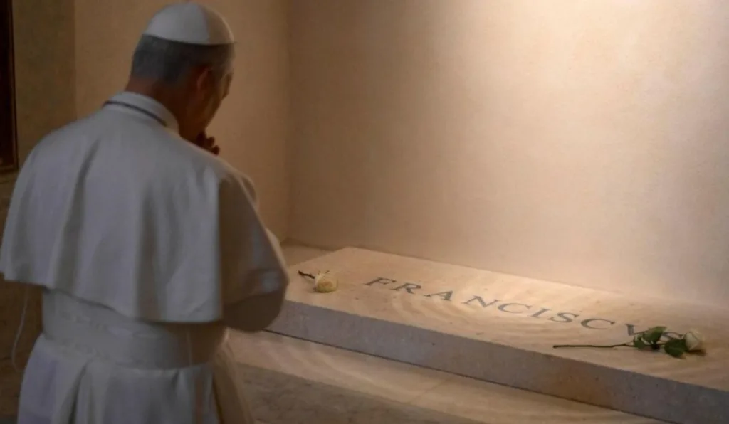 Papa Leão XIV visita o túmulo de Francisco