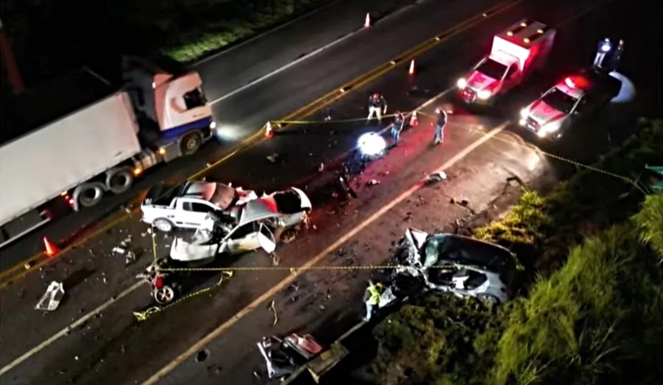 homem de 58 anos morre em acidente com três carros na PR-444, em Arapongas