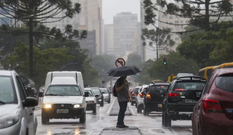 chuva em Curitiba para ilustrar a chegada de uma frente fria