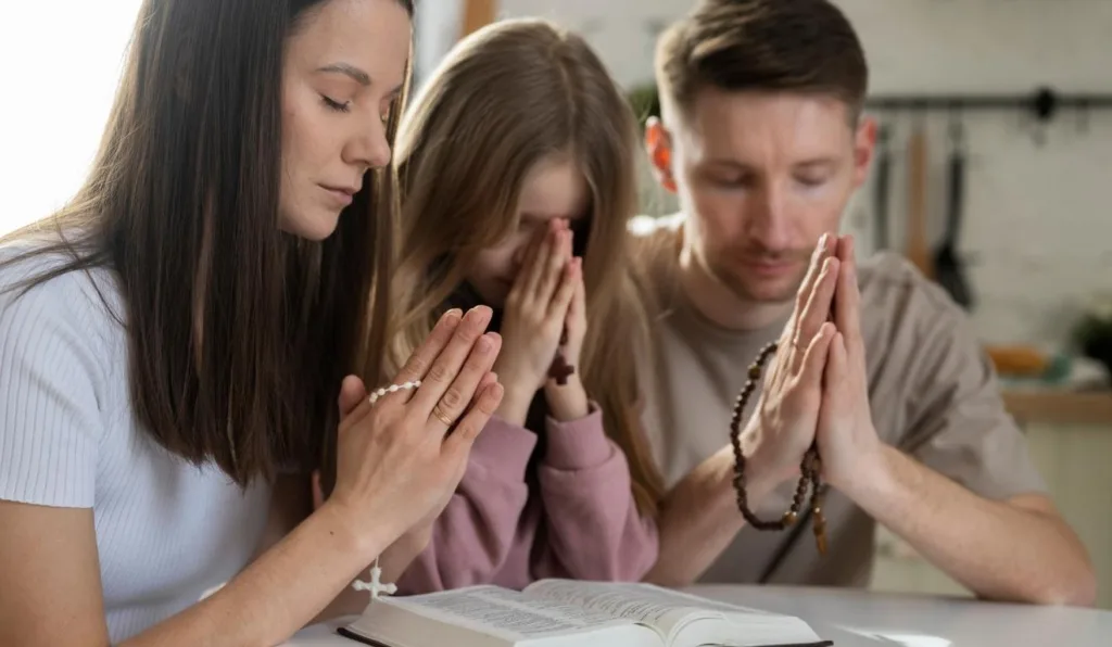 familia fazendo orações