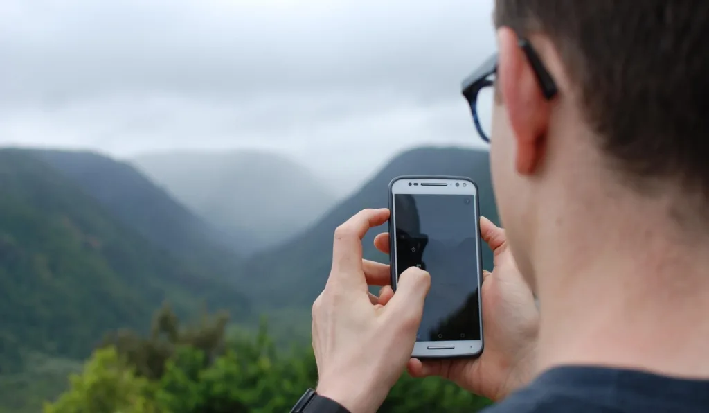 homem segurando um celular