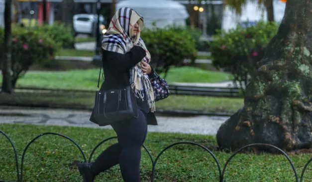 mulher andando no frio para ilustrar a previsão do tempo em Curitiba