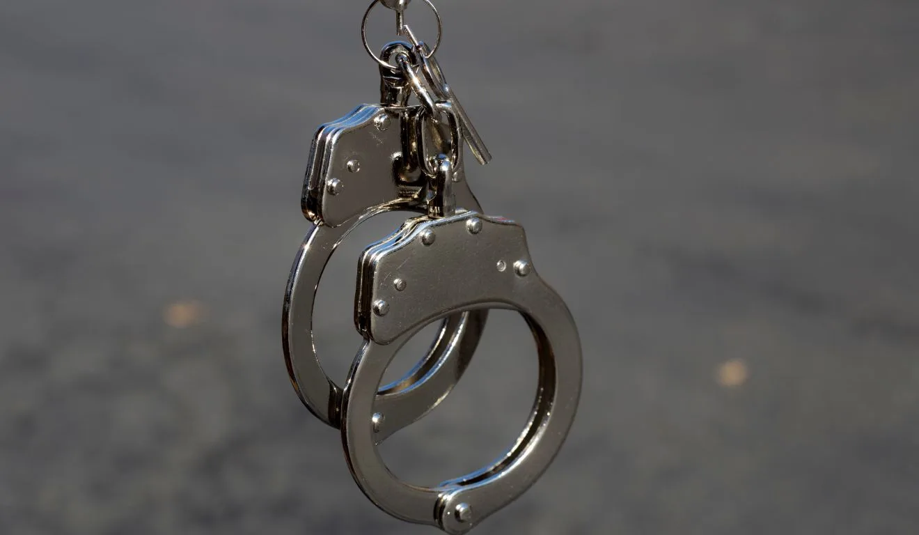 algemas para ilustrar o dentista preso