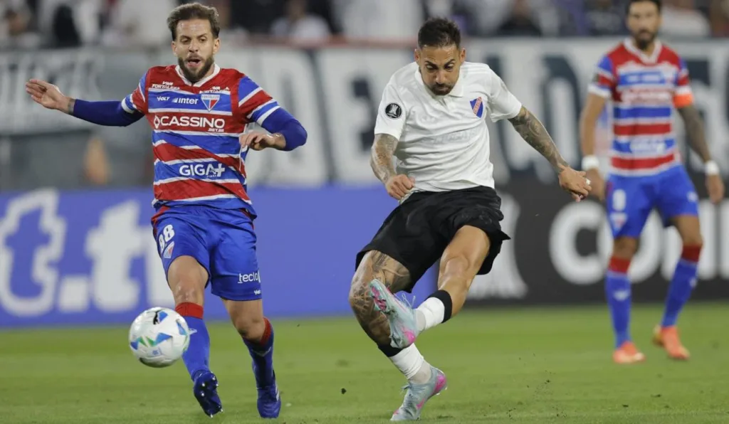 Fortaleza em campo contra o Colo Colo na partida do primeiro turno
