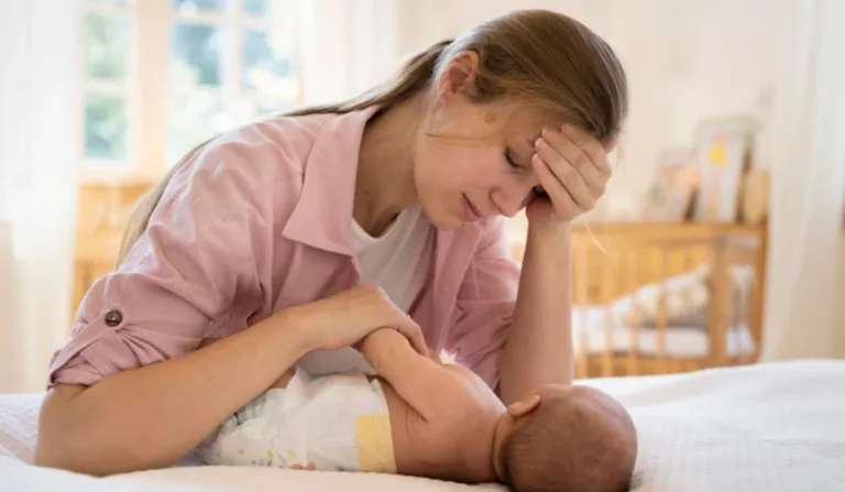 mãe preocupada com bebê com doença contagiosa