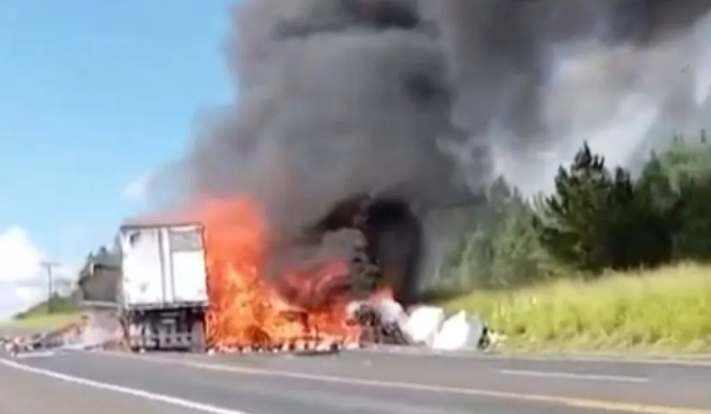 Caminhões pegando fogo