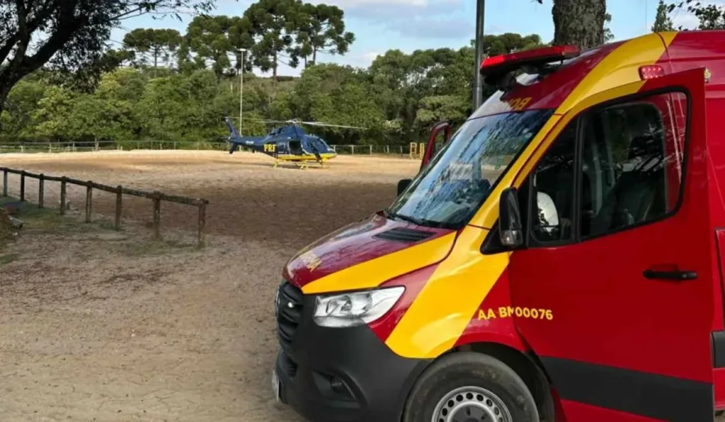 ambulancia e helicoptero que atenderam vitima de coice de cavalo