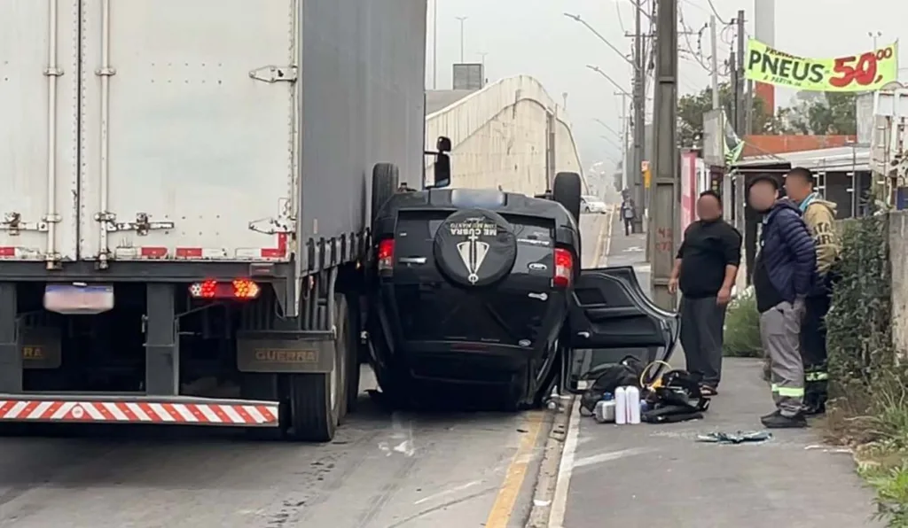 Capotamento aconteceu em um viaduto na BR-376, em São José dos Pinhais 