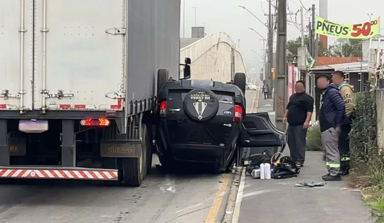 Capotamento aconteceu em um viaduto na BR-376, em São José dos Pinhais