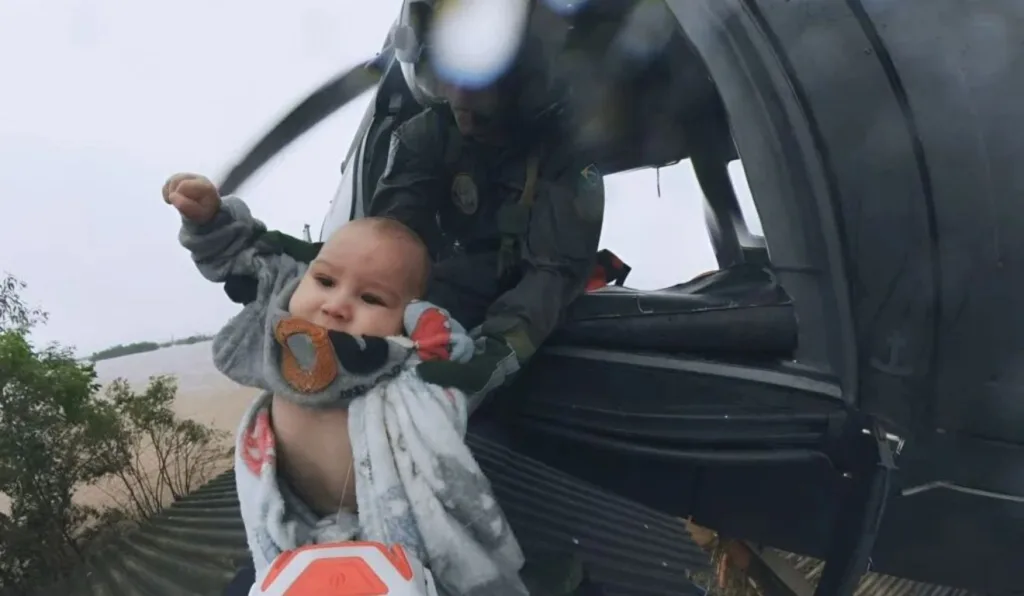 bebê resgatado enchente