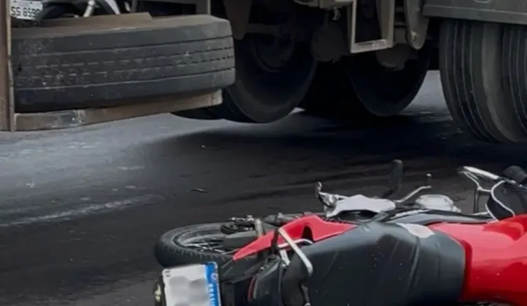 motociclista cai debaixo de caminhão e é esmagado no Contorno Sul