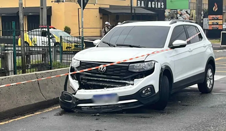 T-Cross é abandonada por suspeitos após colisão no viaduto do Orleans