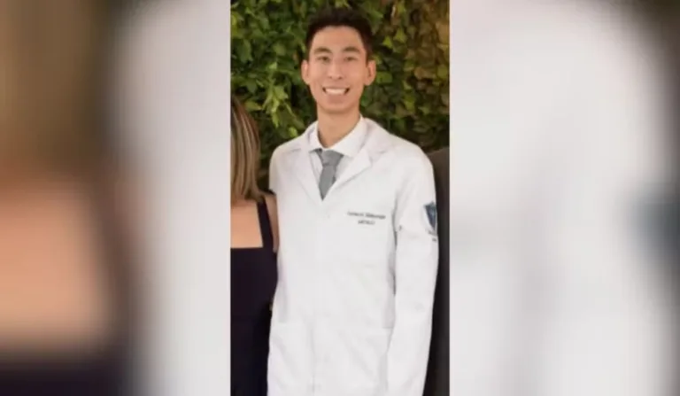 Médico com fundo verde