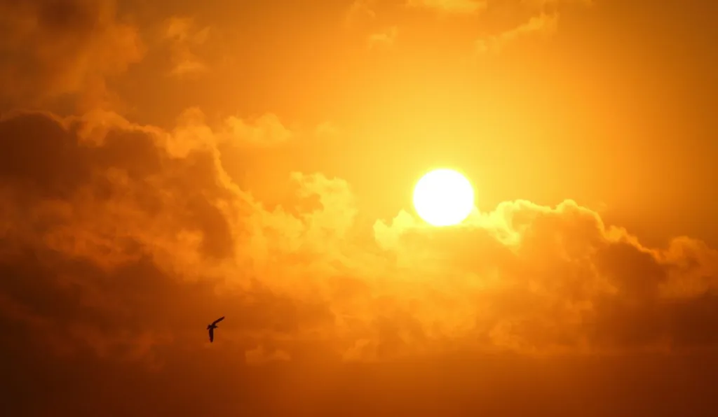 foto do sol entre nuvens