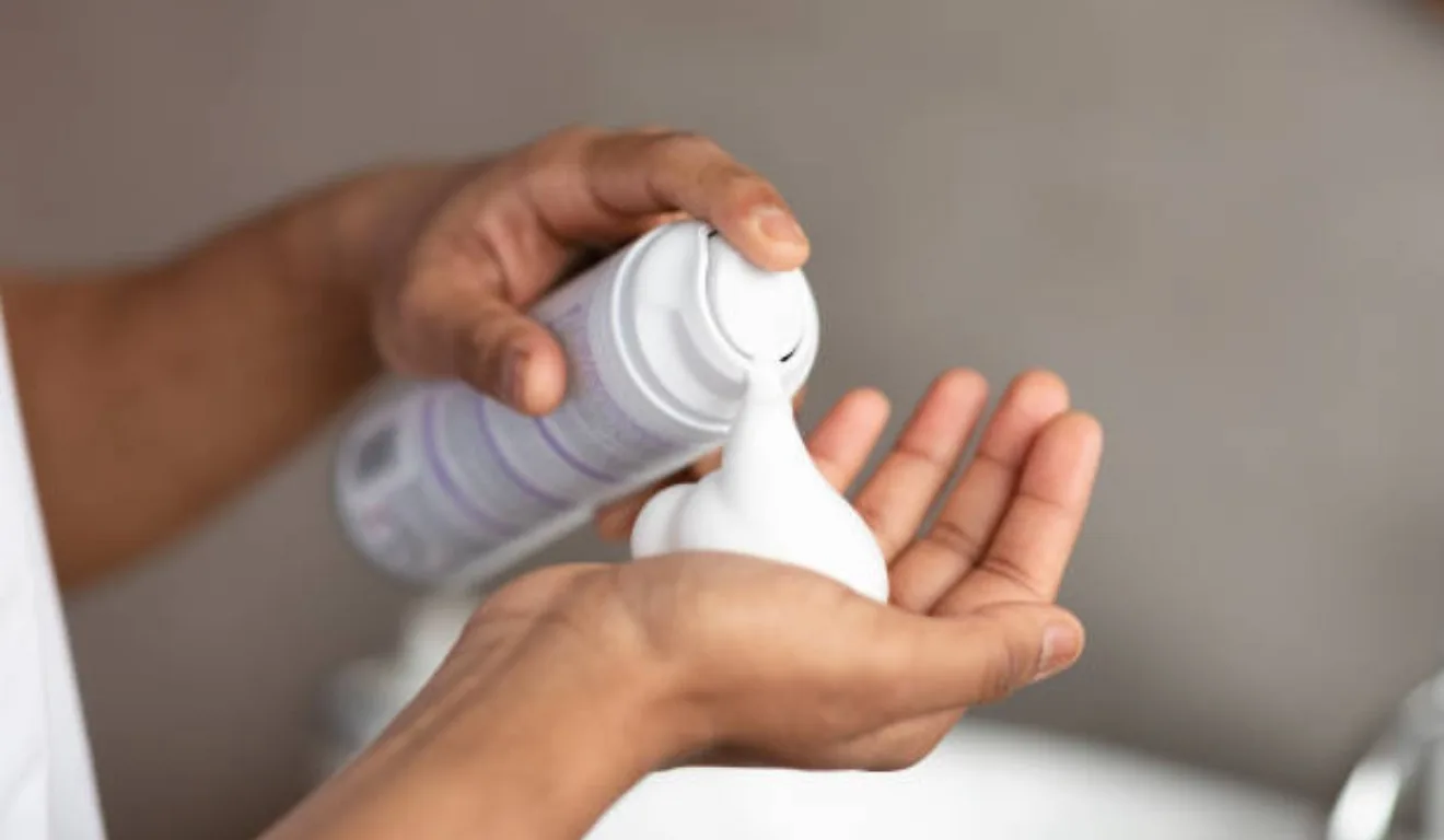 Adicionando espuma de barbear.