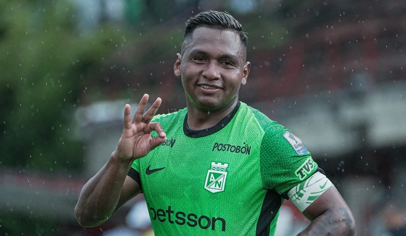 Morelos comemorando gol pelo Atlético Nacional