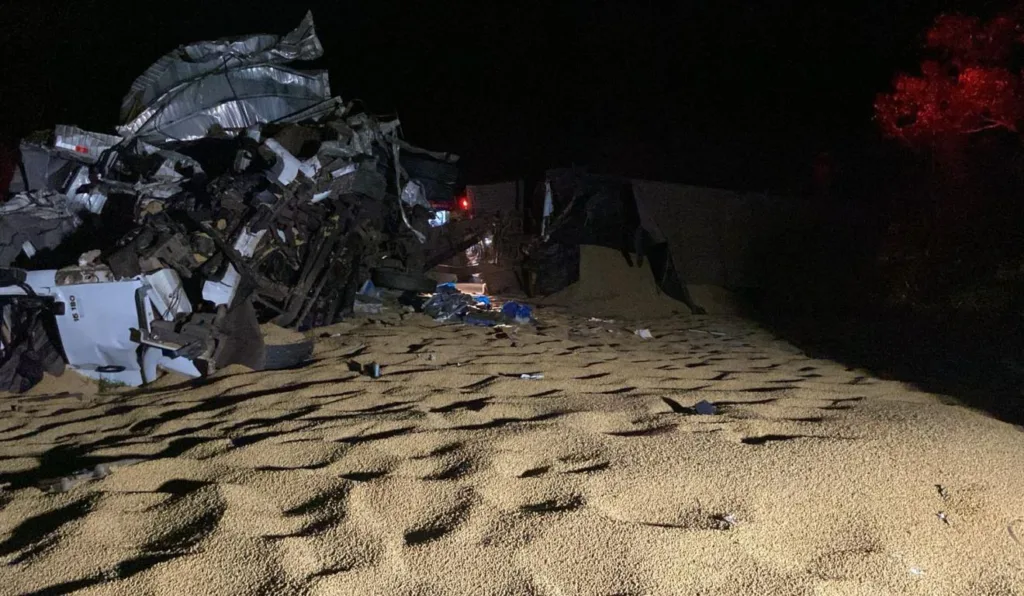 Caminhoneiro morre após caminhão ser atingido por carreta que escapou de outro caminhão na BR-376, em Ortigueira