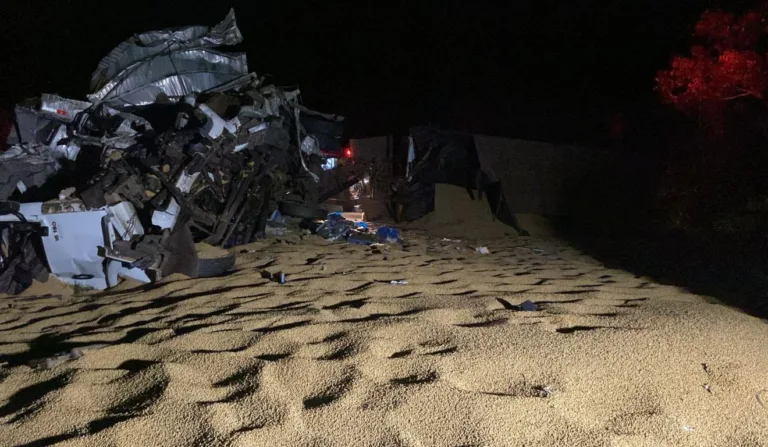 Caminhoneiro morre após caminhão ser atingido por carreta que escapou de outro caminhão na BR-376, em Ortigueira