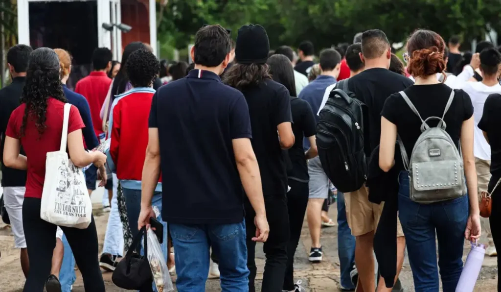 jovens indo fazer a prova do Enem 2025