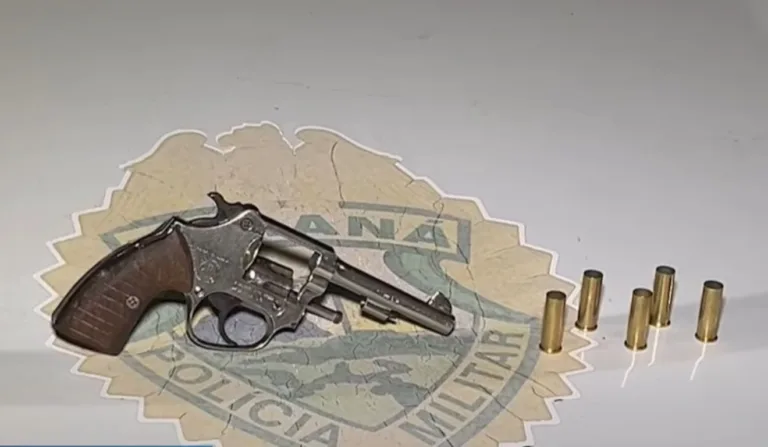 uma das armas que o homem usou após invadir a casa da ex