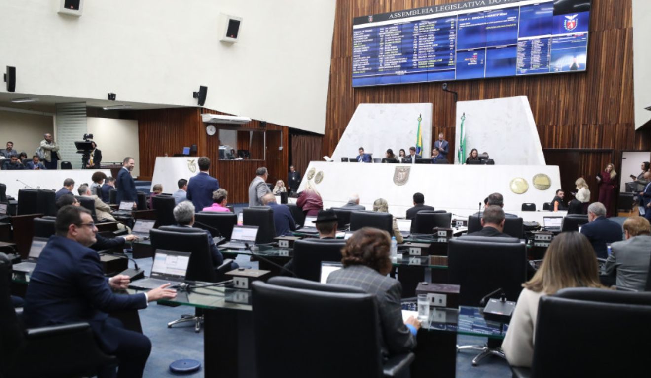 Discussão no plenário da Alep motivou regra rígida contra discursos