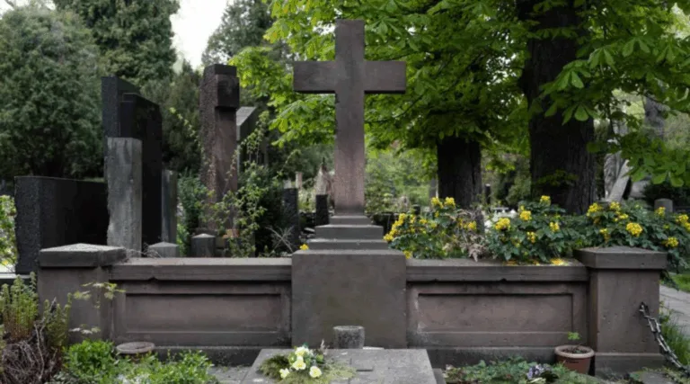 cruz de uma lápide em cemitério