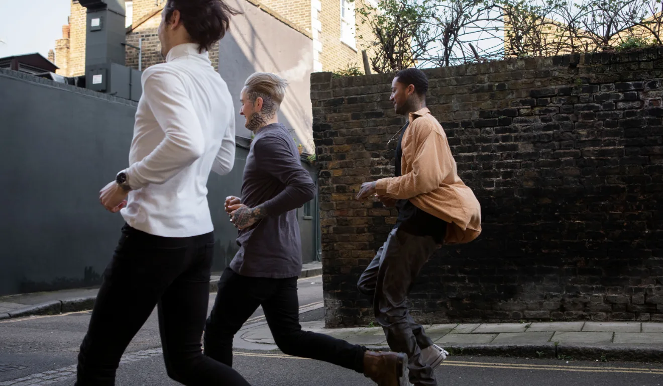 Imagem ilustrativa de pessoas correndo.