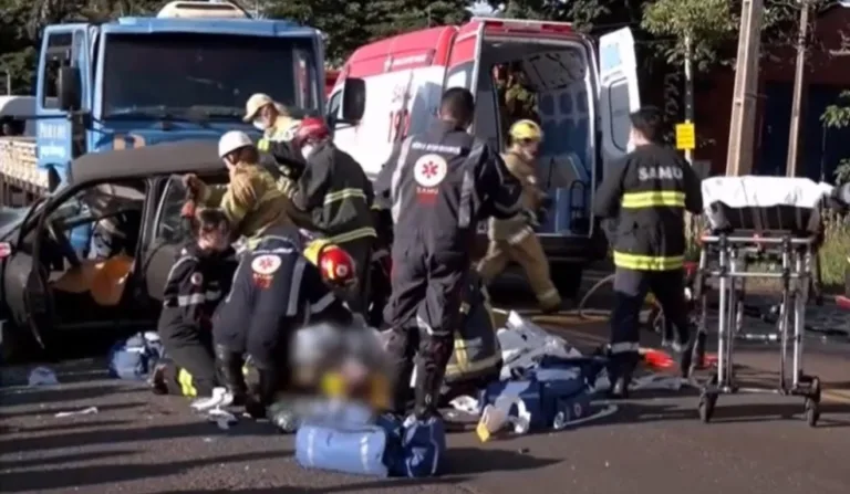 acidente entre carro e caminhão causa mortes de mulher de 34 anos e adolescente de 15; home de 35 e menina de 9 ficam gravemente feridos