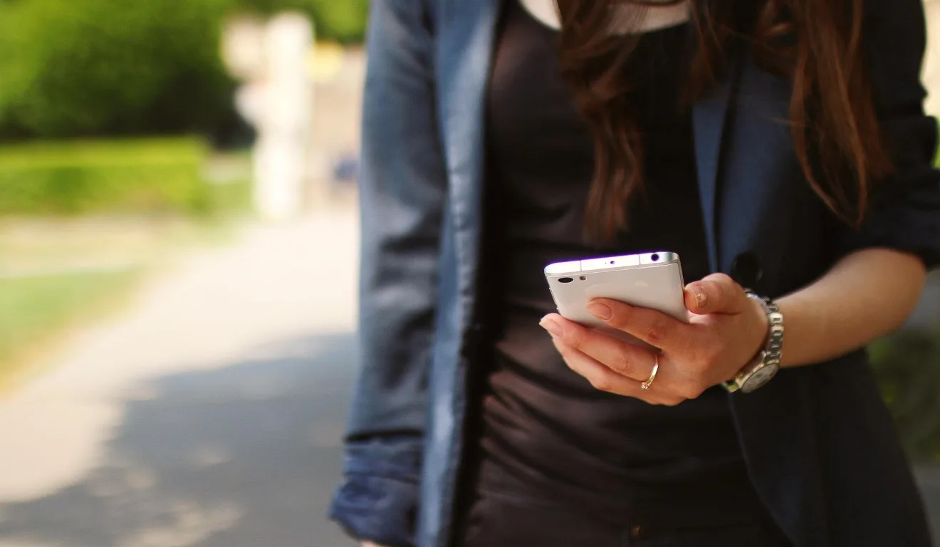 mulher segurando um celular
