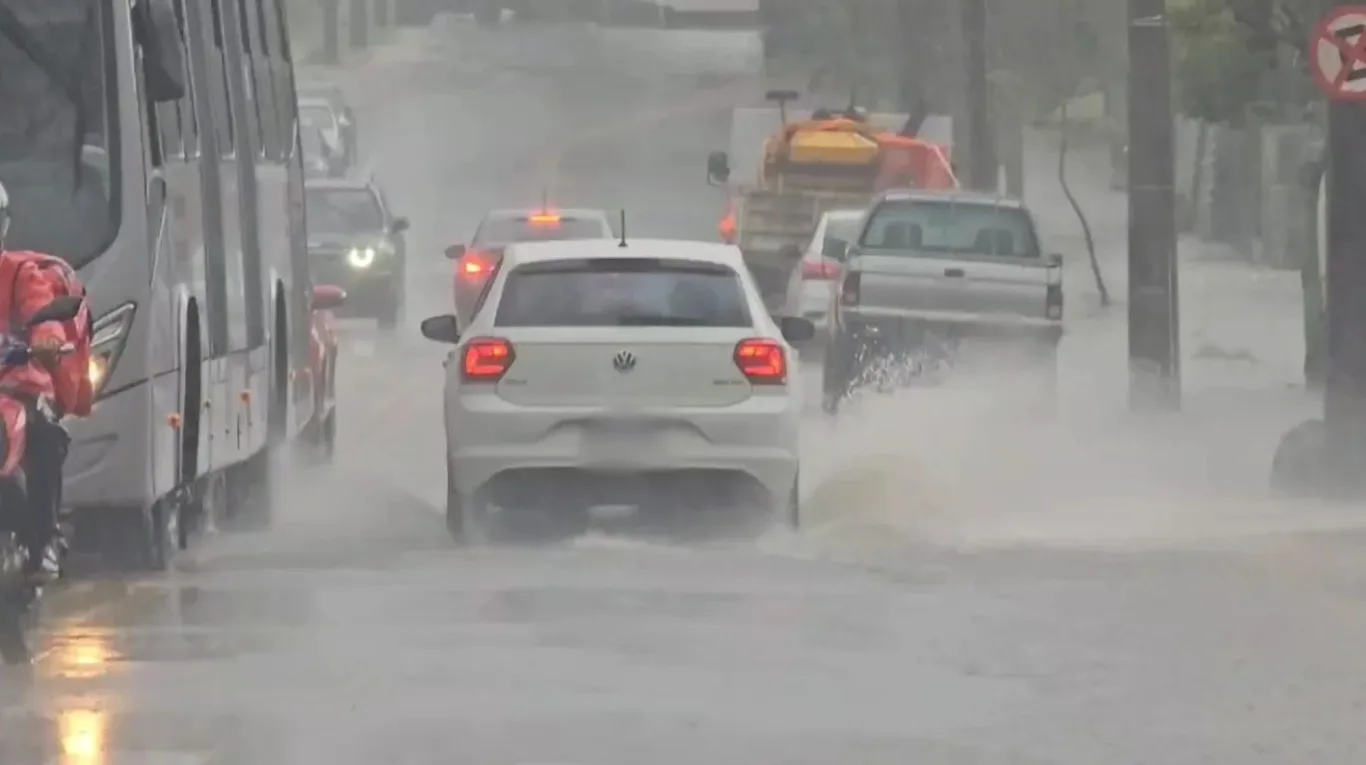 Imagem de chuva em Curitiba 