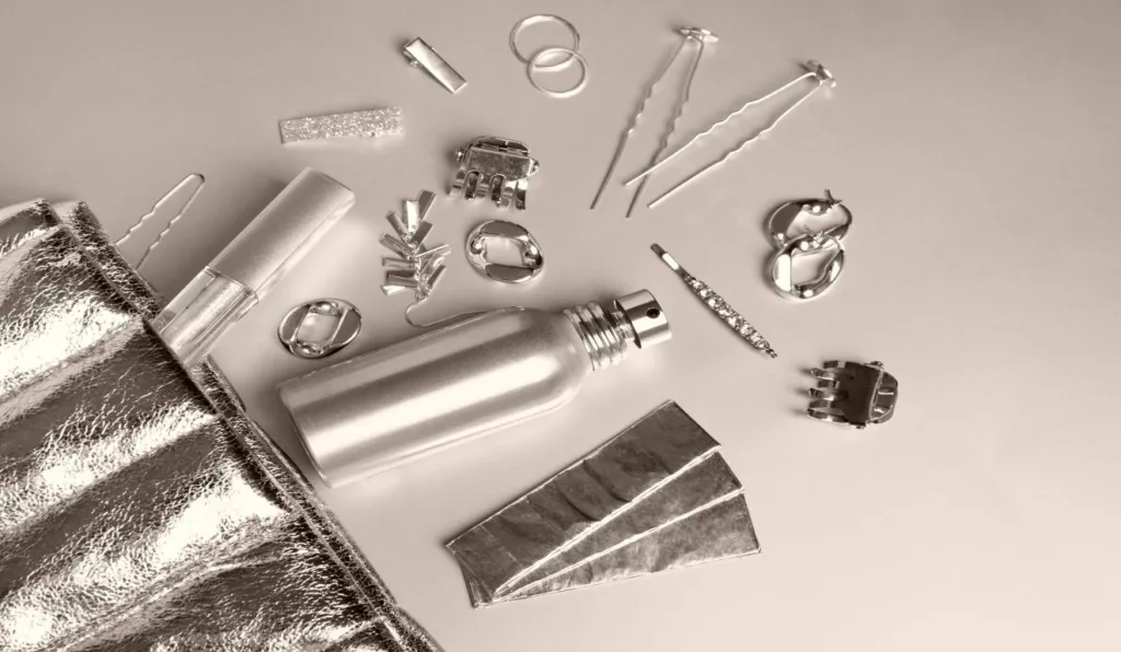 Objetos de prata em mesa.