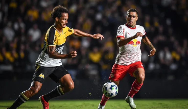 Morelli e Gabriel disputando uma bola