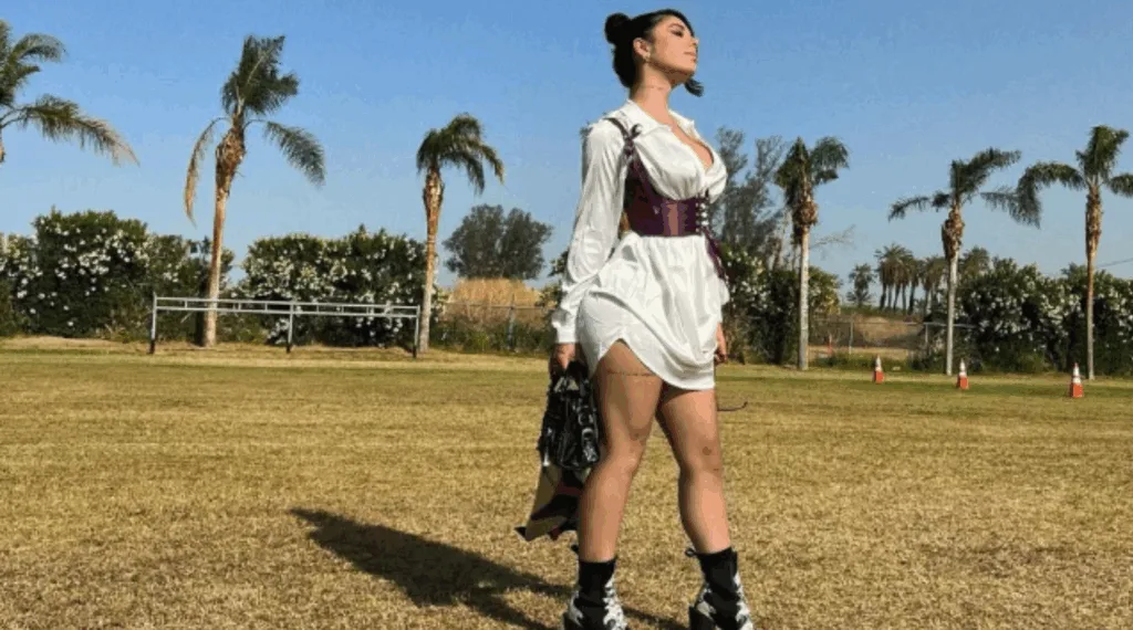 Gina Valentina posando para foto