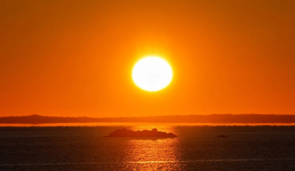 foto do sol em céu laranja