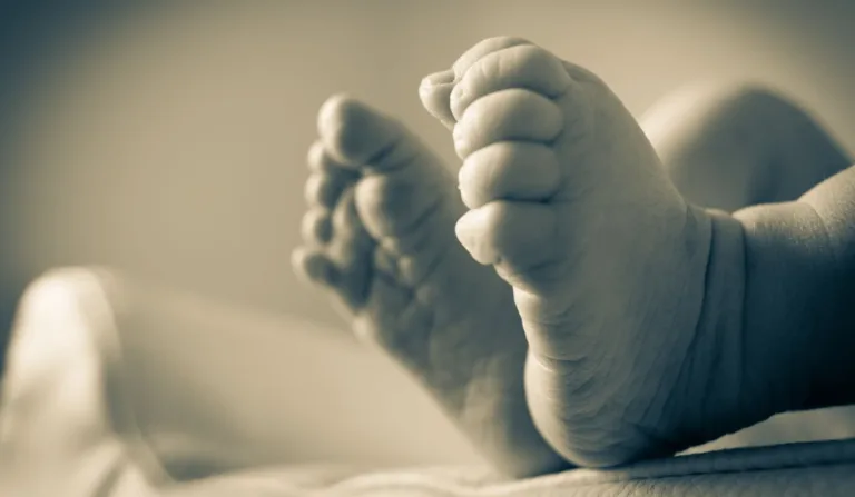 pés de bebê para ilustrar criança que foi deixada em boca de fumo