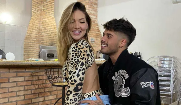 Virgínia sentada no colo do Zé Felipe