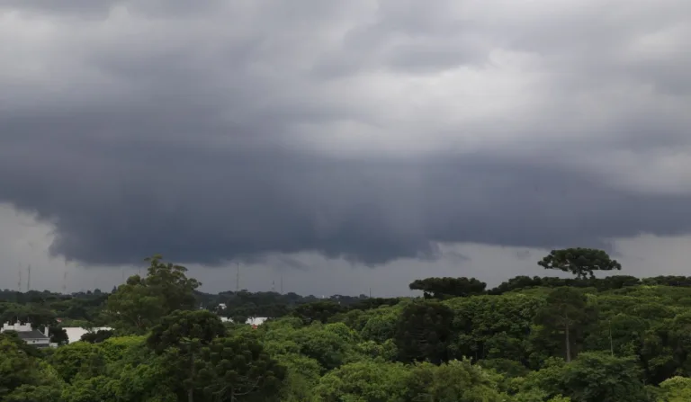 céu cinza para ilustrar temporais no Paraná