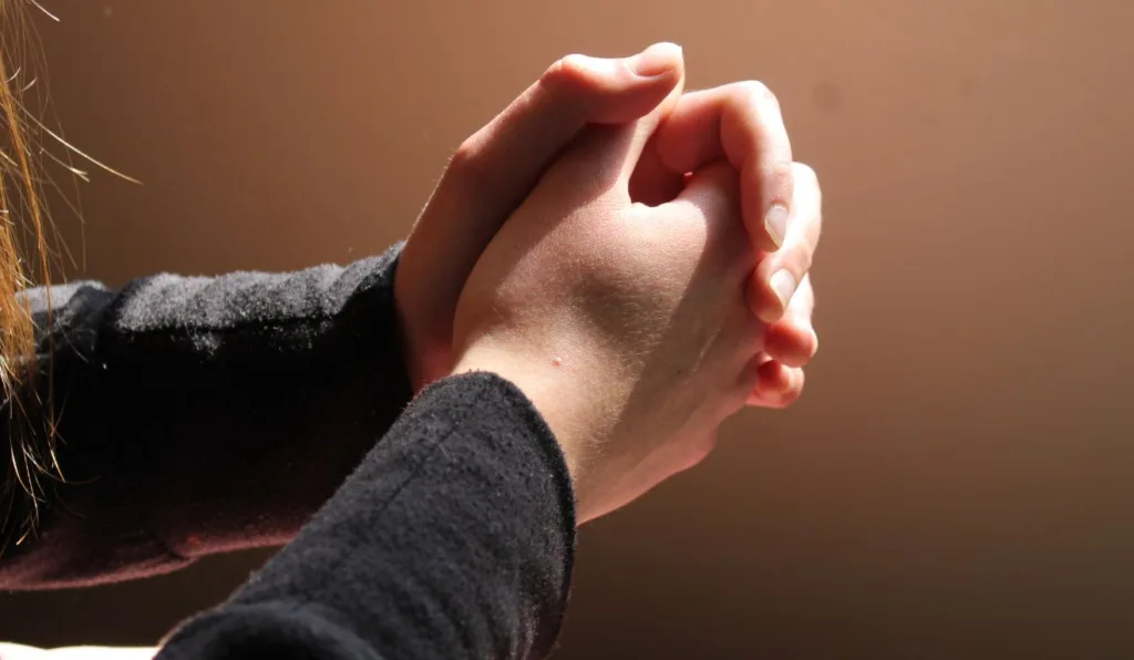 mulher orando para ilustrar oração dos três arcanjos