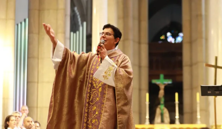 Padre Reginaldo Manzotti falando no microfone