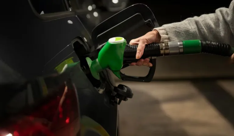 Carro sendo abastecido