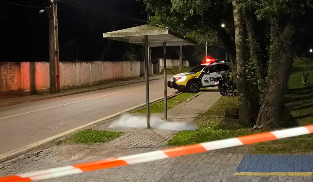 motociclista morre após bater em ponto de ônibus no Campo de Santana, em Curitiba