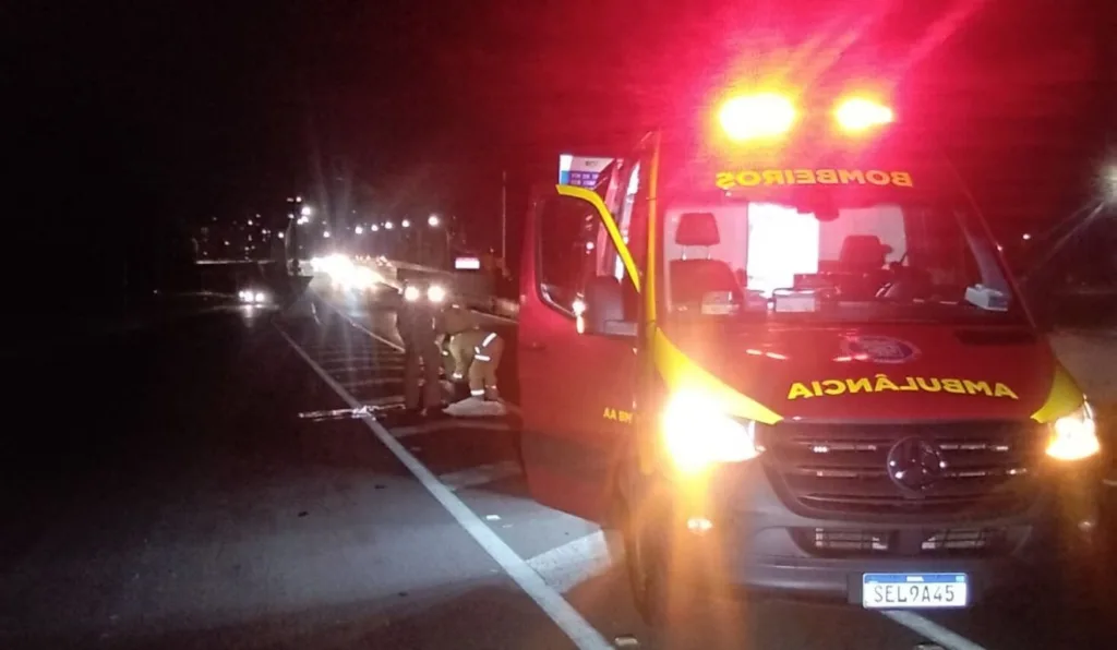 bombeiros realizando o resgate da jovem que morreu atropelada