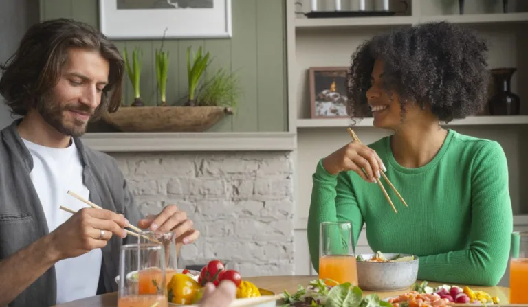 Homem e mulher com alimentação saudável em refeição