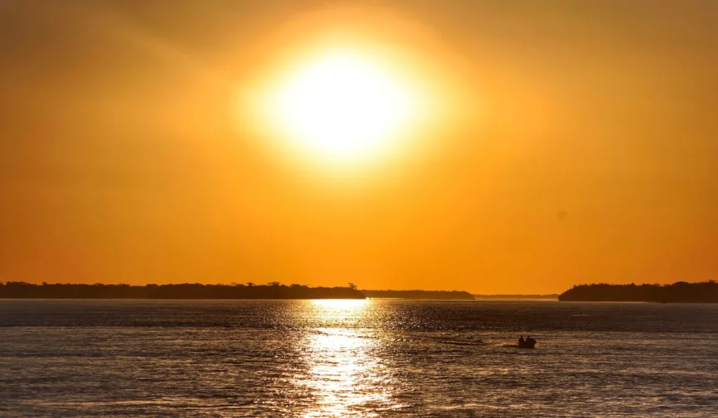 céu com sol para ilustrar previsão do tempo no Paraná