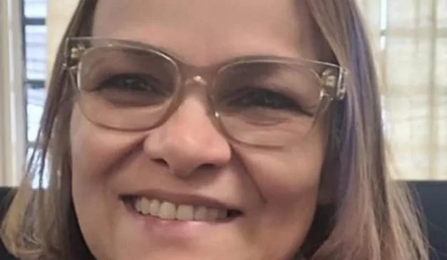 Mulher de óculos sorrindo